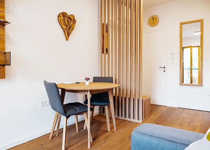 Woody - Comfy Apartment In Siska